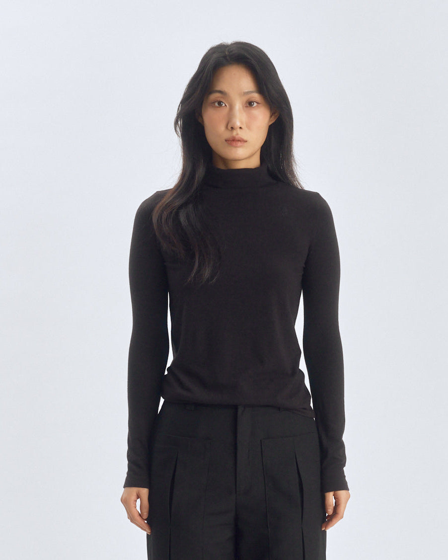 The Knights Turtleneck in Black